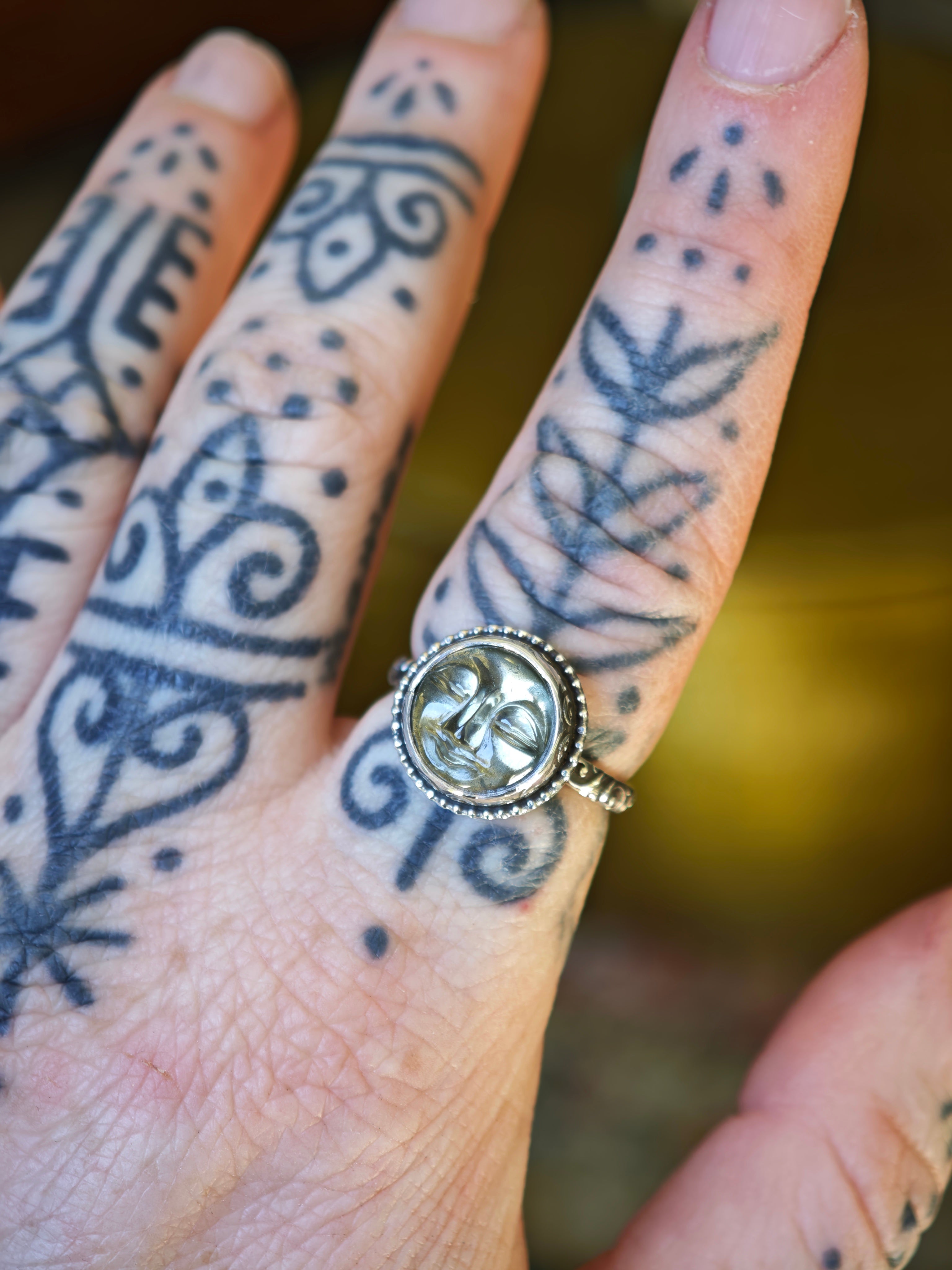 [Réservé] La Face Cachée de la Lune - Bague en doublet de pyrite et quartz clair gravé, argent