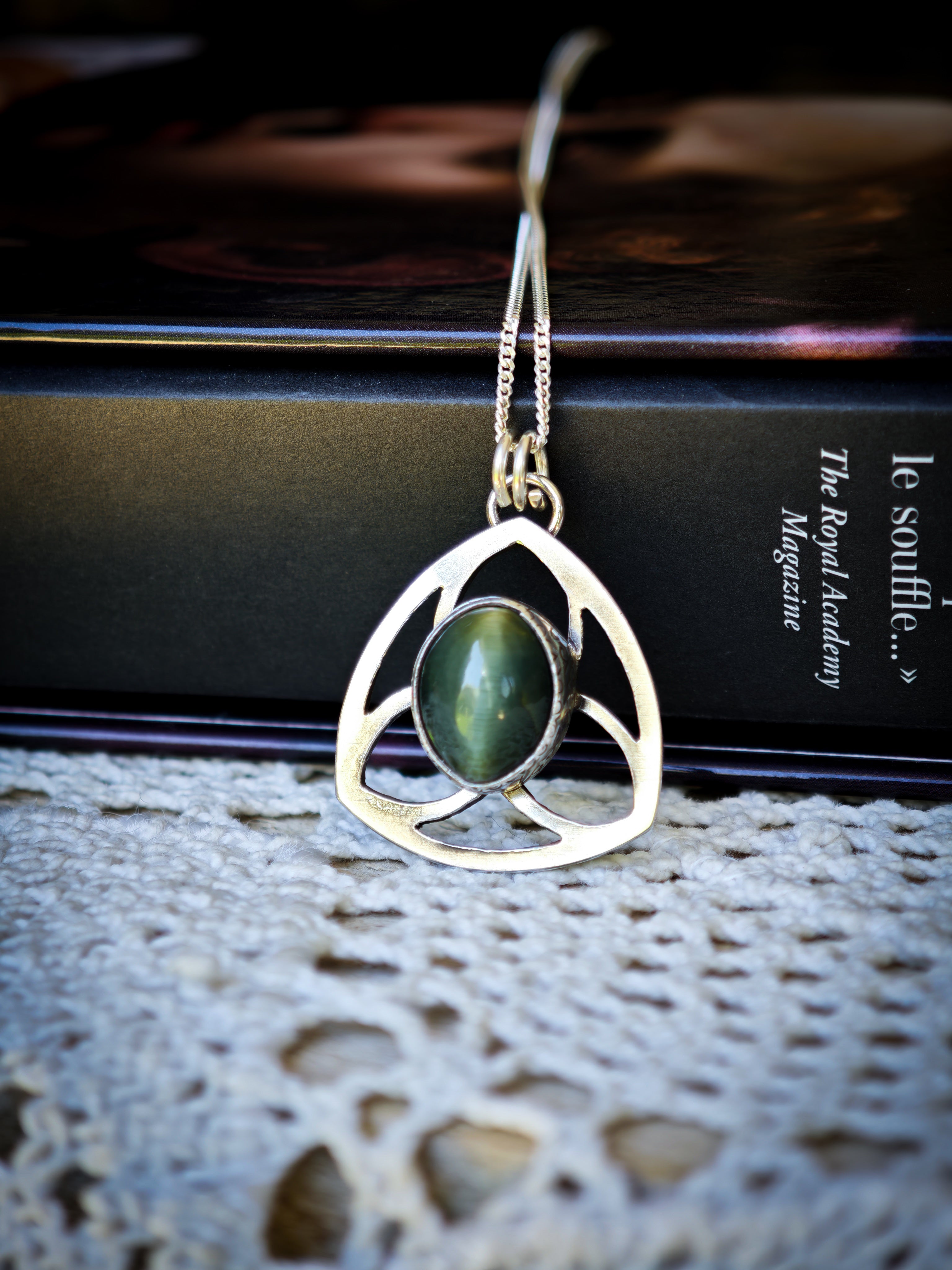 L'Oeil du Manoir - Pendentif vitrail gothique en actinolite et argent