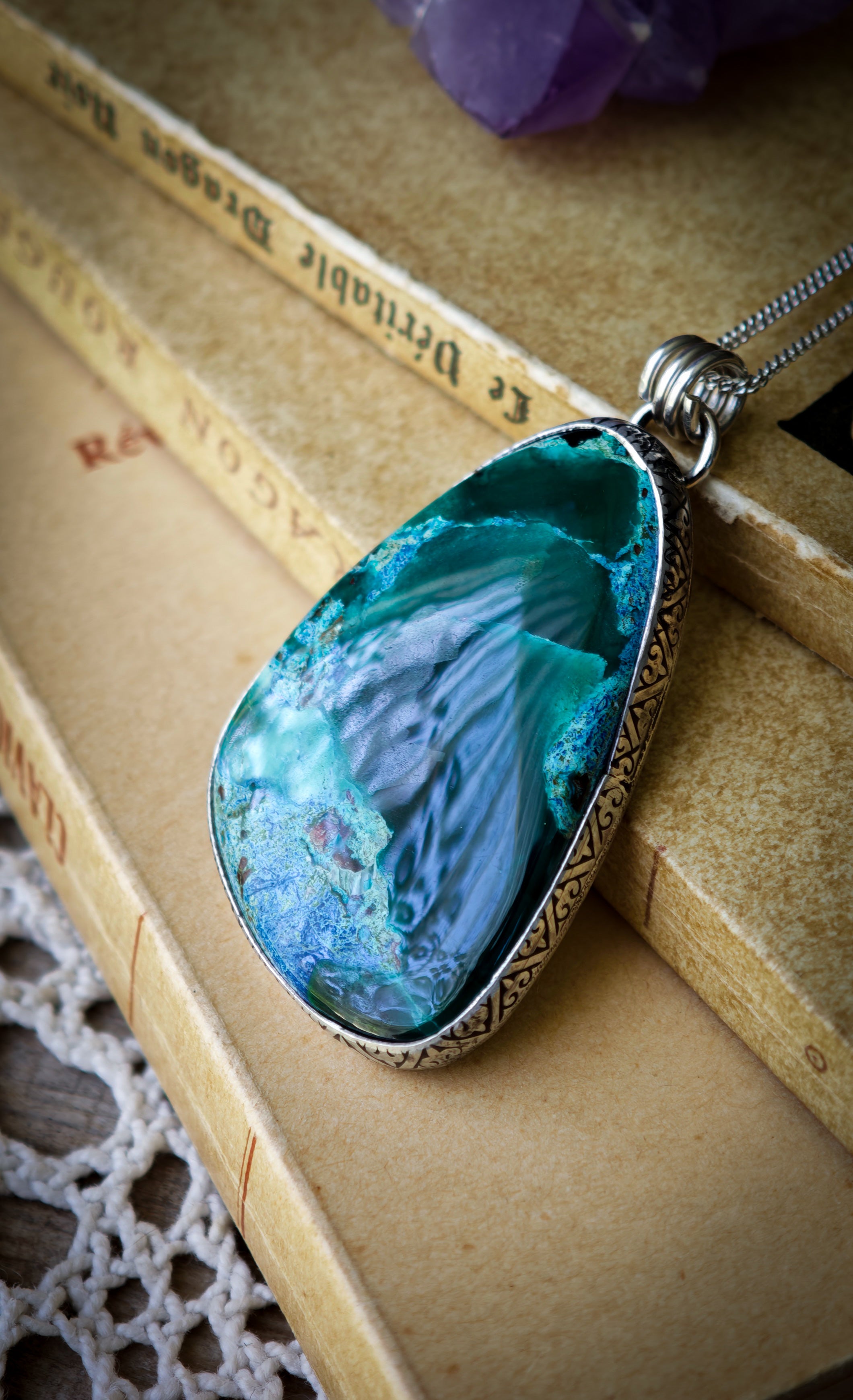 Trimūrti - Pendentif en shattuckite chrome diopside et argent, triquetra en laiton au dos