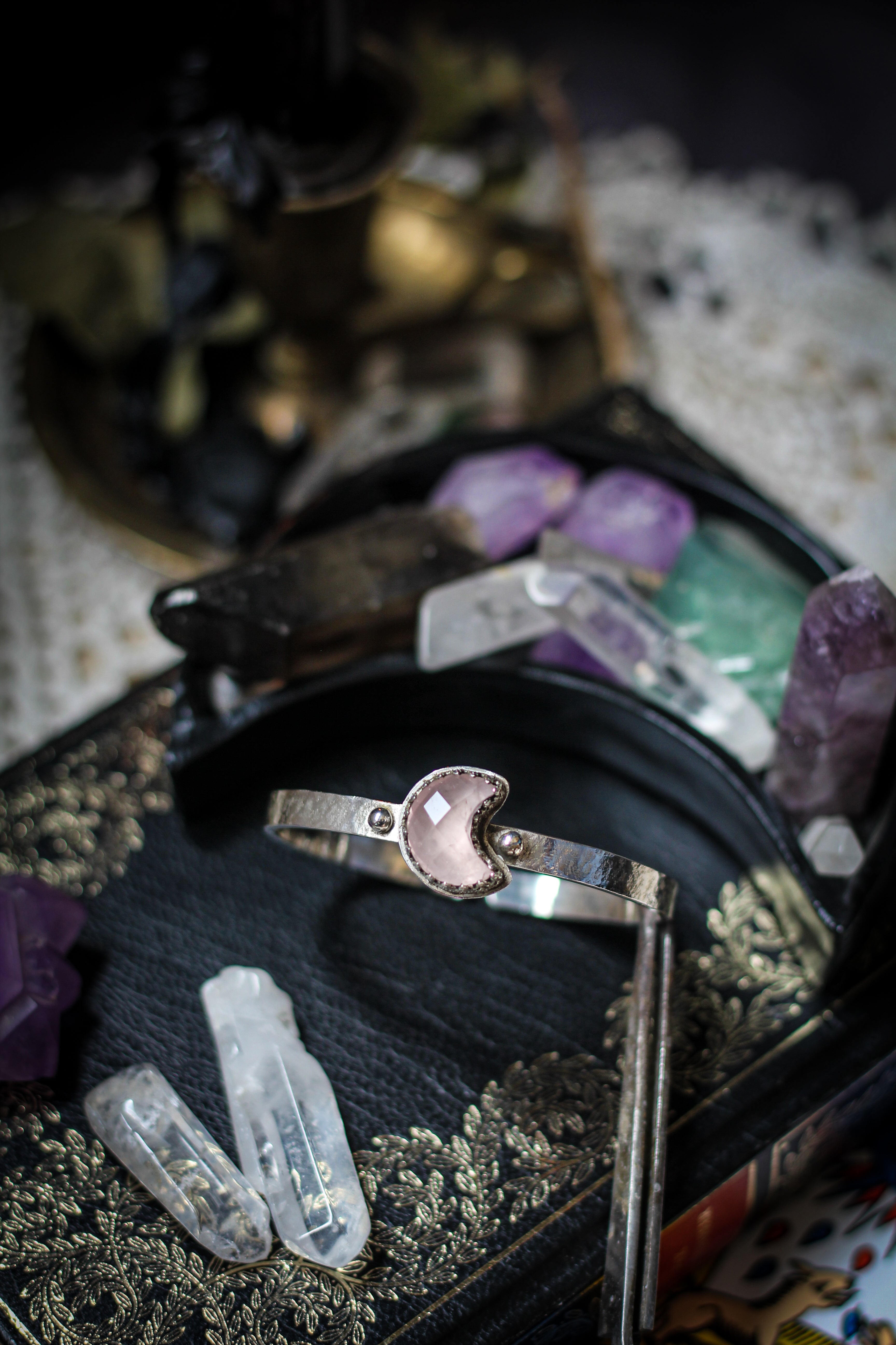 Moon Witch - Bracelet jonc lune en quartz rose facetté et argent