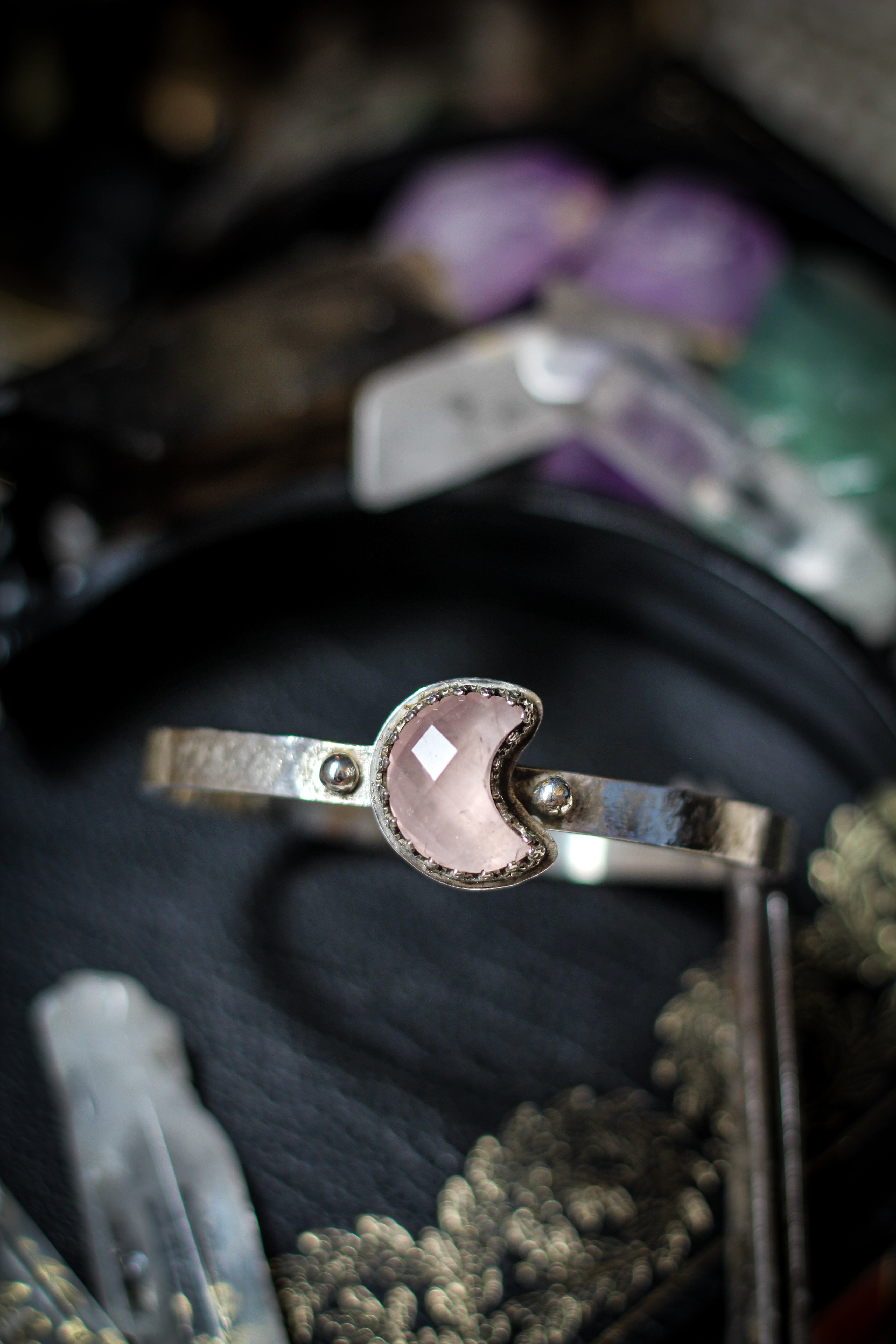 Moon Witch - Bracelet jonc lune en quartz rose facetté et argent